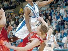 密尔沃基雄鹿次回合小胜拜仁慕尼黑，王楚钦砍下20记关键球，全场沸腾